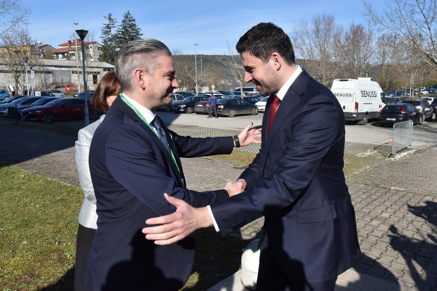 Rečenica 'Pristajemo na sve uvjete' i riječ 'Restart' ne idu zajedno