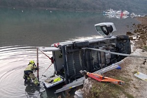 TEŠKA PROMETNA NESREĆA Kamper sletio s ceste u Limski kanal