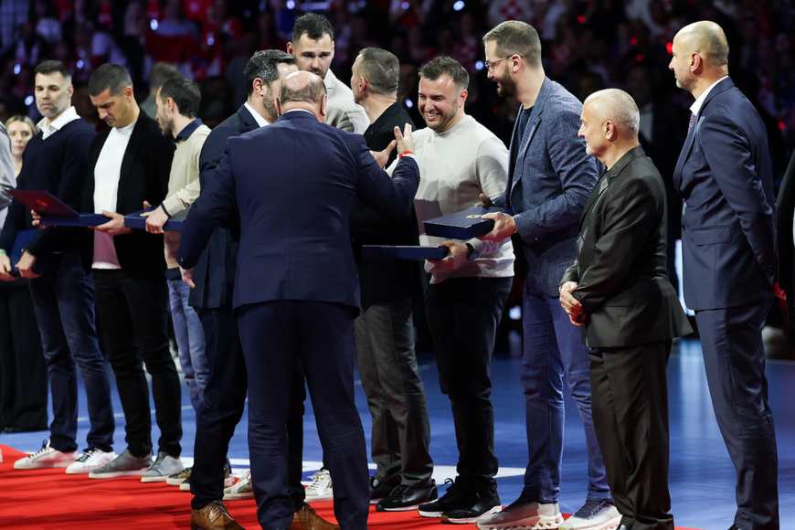 Predsjednik HRS-a Tomislav Grahovac nagradu uručuje Vedranu Mataiji (foto: HRS)