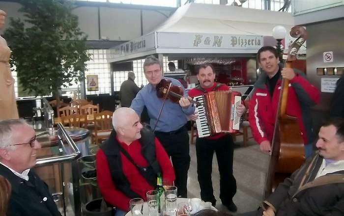 Trio Bez kintos uveseljava goste na katu tržnice