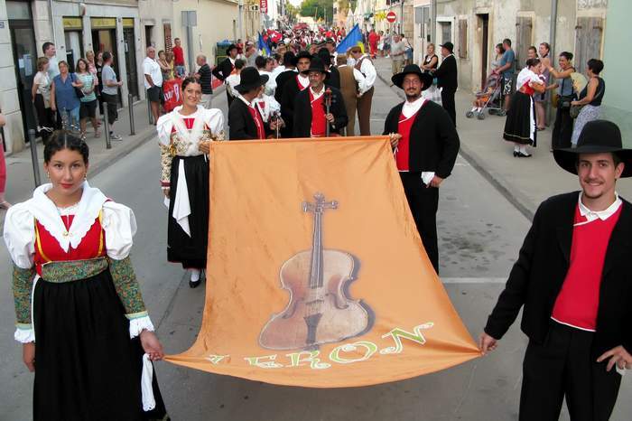 Koloritna i nasmijana povorka spustila se u slikovito okruženje Narodnog trga u Vodnjanu.