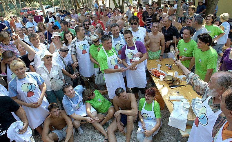 Članovi i simpatizeri Ladonje na druženju u Balama.