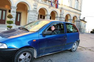 Parkirala ispred gradske uprave i traži stan