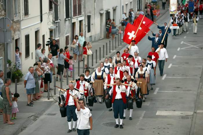 FG „Trachtentanzgruppe menzingen“ iz Švicarske.