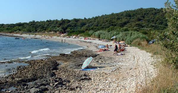 Danju plaža sa sunčanje, noću mjesto za orgije. 